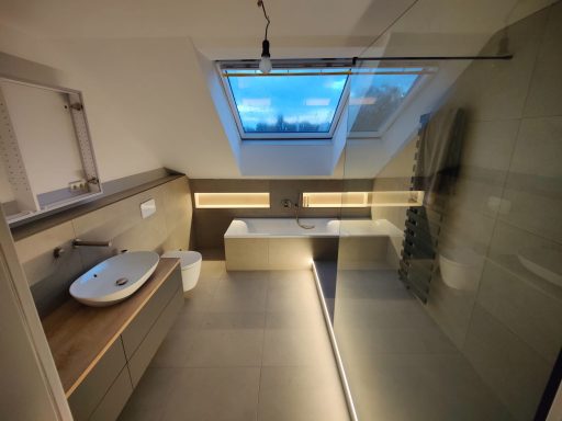 Modernes Bad mit LED-Nische und großformatigen Fliesen