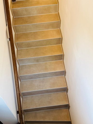 
Unicem-Fliesen in Beige auf Treppe mit rutschhemmenden silbernen Leisten – funktional und sauber verlegt von Fliesenleger Muriqi