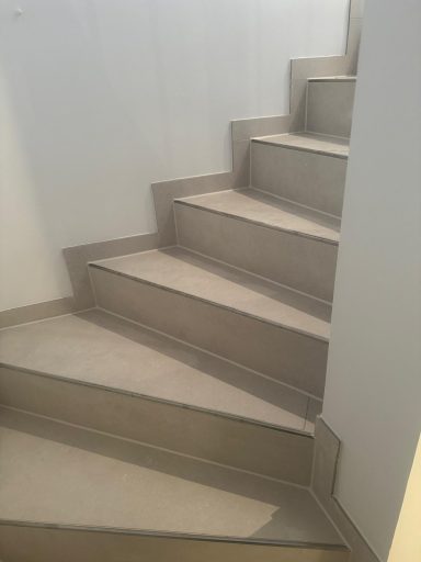 Matte Fliesen in Beige auf Innentreppe-rutschfest,modern und sauber verlegt von Fliesenleger Muriqi