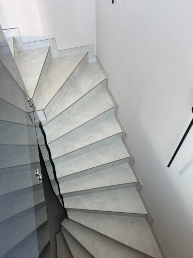 Marmortreppe ohne Leisten – abgerundete, polierte Stufen
